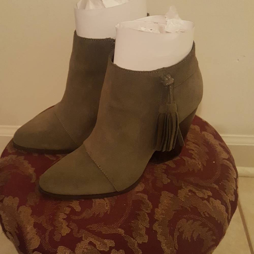 Boots - Picture 3 of 3